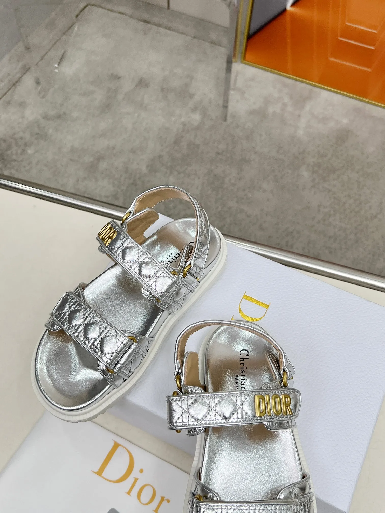 👟👟Ex-factory price 500👟👟Dior👏👏new classic style. 🔥Purchasing-level qualityThe most popular thick-soled sandals in foreign counters. Upper➕Inside: original customized material, original mold opening of sole 1.1 (lightweight, code number 35-40 (41/42 can be customized)